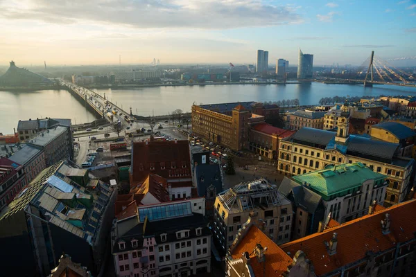 拉脱维亚 城市的顶观 河流和摩天大楼的全景 拉脱维亚从圣彼得塔教堂的高度 — 图库照片