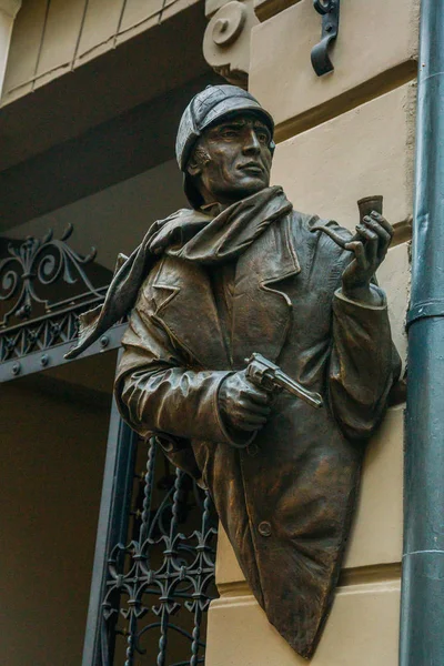 Riga, Letónia: Foto do Monumento a Sherlock Holmes na parede do Sherlock Art Hotel — Fotografia de Stock