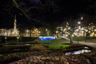 Riga, Letonya: Letonya 100 yıl. Özgürlük Anıtı, şeref kıtası askerler. Sonbaharda Letonyalı Anavatan ve özgürlük için anıt kitabe. Gece manzarası
