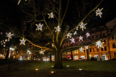 Riga, Letonya: Christmas dekorasyon gece şehirde. Noel ağaçları, çelenk, teçhizatları, ışıklar güzel gece manzarası Bastejkalns