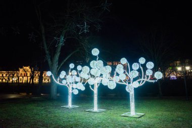 Riga, Letonya: Christmas dekorasyon gece şehirde. Noel ağaçları, çelenk, teçhizatları, ışıklar güzel gece manzarası Bastejkalns