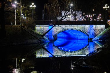 Güzel bir gece manzara mavi bir ışık Köprüsü ile. Yuvarlak tezgah Bastejkalns, Riga, Letonya.