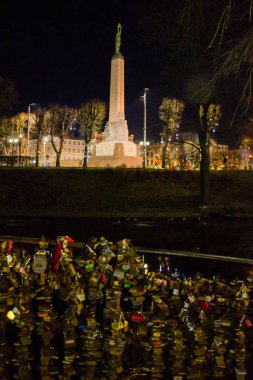 Riga, Letonya: Letonya 100 yıl. Özgürlük Anıtı, şeref kıtası askerler. Sonbaharda Letonyalı Anavatan ve özgürlük için anıt kitabe. Gece manzarası