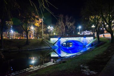 Güzel bir gece manzara mavi bir ışık Köprüsü ile. Yuvarlak tezgah Bastejkalns, Riga, Letonya.