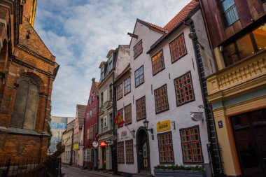 Riga, Letonya: Street güzel cephe ile şehir merkezinde. Riga Şehir tarihi merkezinde bir Unesco Dünya mirası olduğunu