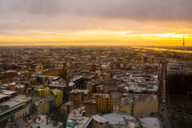 Riga, Letonya: Riga gözlem güverteden görünümünü. Gün batımında şehrin güzel üstten görünüm. Riga Şehir tarihi merkezinde bir Unesco Dünya mirası olduğunu.