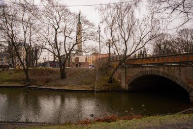 Riga, Letonya: Letonya 100 yıl. Özgürlük Anıtı, şeref kıtası askerler. Sonbaharda Letonyalı Anavatan ve özgürlük için anıt kitabe.