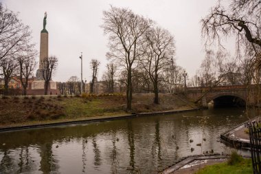 Riga, Letonya: Letonya 100 yıl. Özgürlük Anıtı, şeref kıtası askerler. Sonbaharda Letonyalı Anavatan ve özgürlük için anıt kitabe.