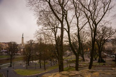 Riga, Letonya: Letonya 100 yıl. Özgürlük Anıtı, şeref kıtası askerler. Sonbaharda Letonyalı Anavatan ve özgürlük için anıt kitabe.