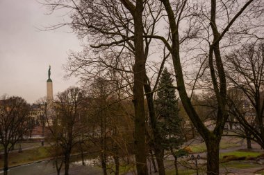 Riga, Letonya: Letonya 100 yıl. Özgürlük Anıtı, şeref kıtası askerler. Sonbaharda Letonyalı Anavatan ve özgürlük için anıt kitabe.