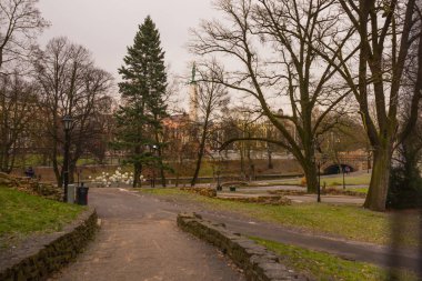 Riga, Letonya: Letonya 100 yıl. Özgürlük Anıtı, şeref kıtası askerler. Sonbaharda Letonyalı Anavatan ve özgürlük için anıt kitabe.