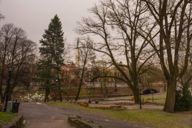 Riga, Letonya: Letonya 100 yıl. Özgürlük Anıtı, şeref kıtası askerler. Sonbaharda Letonyalı Anavatan ve özgürlük için anıt kitabe.
