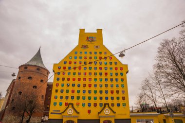 Riga. Letonya: toz Kulesi ve arma Letonca yerleşim birimleri, Tornu Street, eski şehir için gösterilen Jacob'ın kışla binası. Riga Şehir tarihi merkezinde bir Unesco Dünya mirası olduğunu