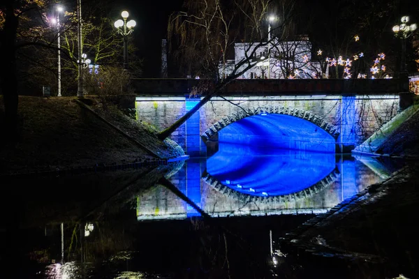 Güzel bir gece manzara mavi bir ışık Köprüsü ile. Yuvarlak tezgah Bastejkalns, Riga, Letonya.