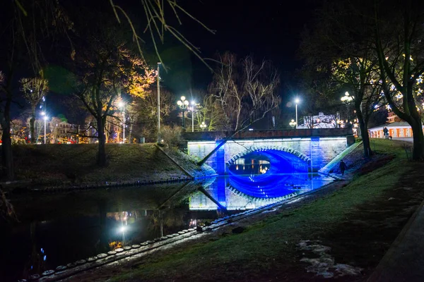 Güzel bir gece manzara mavi bir ışık Köprüsü ile. Yuvarlak tezgah Bastejkalns, Riga, Letonya.
