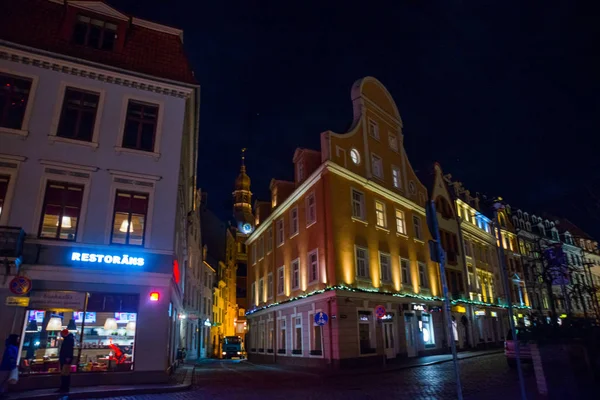 拉脱维亚 夜新年街道在老城区与照明 圣诞老城区 里加市历史中心是联合国教科文组织世界遗产 — 图库照片