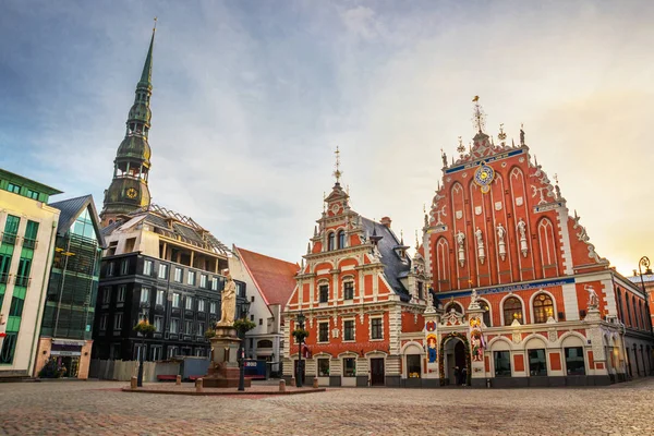 Riga, Letonya: Siyah nokta Letonya Riga eski kasaba evi. Ratslaukums Meydanı. Güzel tarihi binalar.