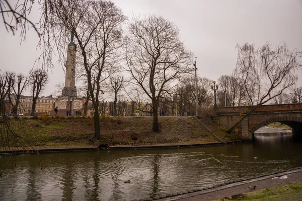 Riga, Letonya: Letonya 100 yıl. Özgürlük Anıtı, şeref kıtası askerler. Sonbaharda Letonyalı Anavatan ve özgürlük için anıt kitabe.