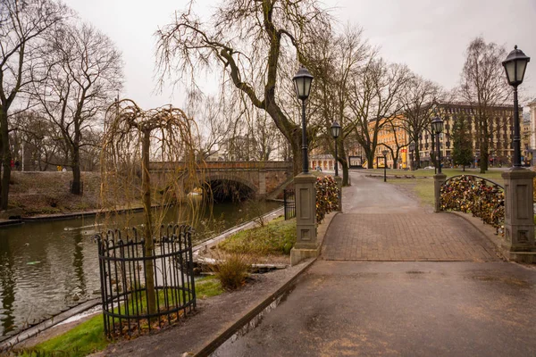Riga, Letonya: asma kilitler sonsuz aşk ve evlilik için metal parmaklıklar köprü Riga merkezi Bastejkalna parkında sabit bir sembolü olarak seviyorum. Sonbahar manzara