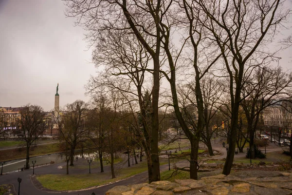 Riga, Letonya: Letonya 100 yıl. Özgürlük Anıtı, şeref kıtası askerler. Sonbaharda Letonyalı Anavatan ve özgürlük için anıt kitabe.
