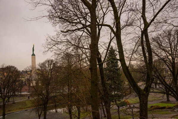 Riga, Letonya: Letonya 100 yıl. Özgürlük Anıtı, şeref kıtası askerler. Sonbaharda Letonyalı Anavatan ve özgürlük için anıt kitabe.