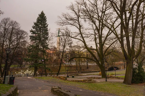 Riga, Letonya: Letonya 100 yıl. Özgürlük Anıtı, şeref kıtası askerler. Sonbaharda Letonyalı Anavatan ve özgürlük için anıt kitabe.