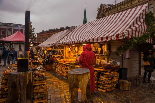 クリスマス ツリー 正方形の見本市 Riga ラトビアの古い町の歴史的中心部にドーム広場にリガ大聖堂 冬の風景 — ストック写真