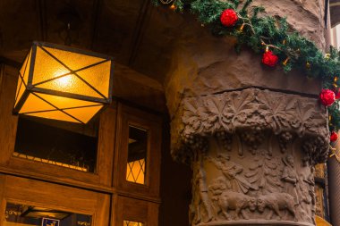 Riga, Letonya: Bir dekorasyon ve rahatlatıcı ile bir yapı parçası. Eski Noel kasabası. Riga Şehir tarihi merkezinde bir Unesco Dünya mirası olduğunu