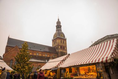 Riga Katedrali, Riga, Letonya eski şehrin tarihi merkezi Dome Meydanı. Kış manzarası. Noel ağacı kare