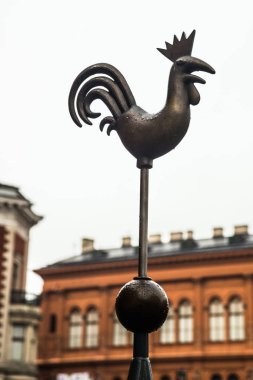 Riga, Letonya: Eski şehir merkezinde bir kulenin üzerinde bir horoz heykeli. Riga Şehir tarihi merkezinde bir Unesco Dünya mirası olduğunu