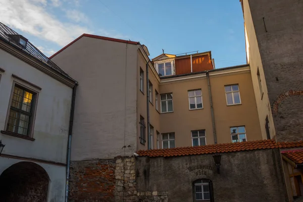 Riga, Letonya: Kongre avlusuna Riga en eski şehir bloklarını biridir. Güzel tarihi binalar eski şehir. Riga Şehir tarihi merkezinde bir Unesco Dünya mirası olduğunu