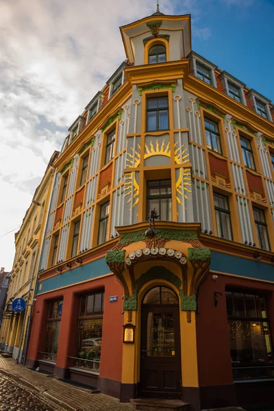 Riga, Letonya: Modern tarzı alışılmadık evi. Papatya ve ağaçlar cephesinde. Güzel tarihi binalar eski şehir. Riga Şehir tarihi merkezinde bir Unesco Dünya mirası olduğunu