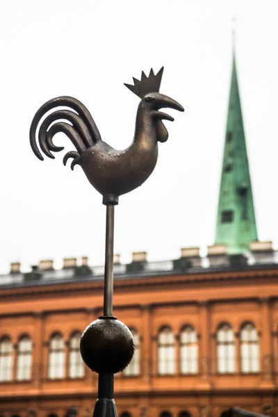 Riga Letonia Escultura Gallo Sobre Una Aguja Centro Ciudad Vieja — Foto de Stock