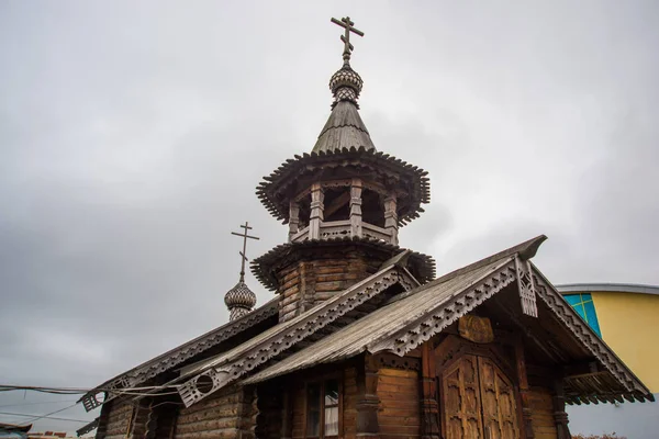 Saint Petersburg Russia Cappella Legno Con Campanile Portico Intagliato Presso — Foto Stock