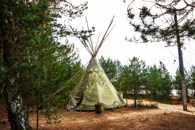 Geleneksel Yurt ormanın içinde. Rusya, Leningrad region, St. Petersburg. Turist ve gezginler yürüyüş için güzel manzara.