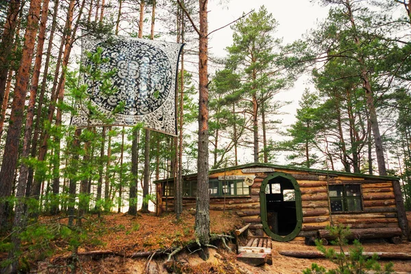 Schönes Holzhaus Mit Runder Tür Wald Russland Leningrader Region Petersburg — Stockfoto