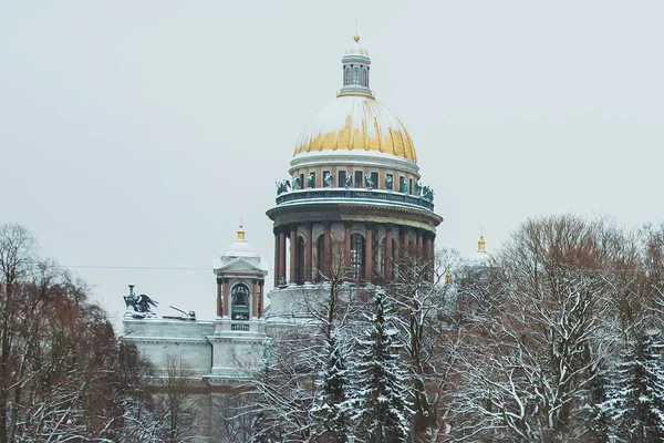 Saint Petersburg. Saint Isaacs Cathedral. Museums of St. Petersburg. Winter. Russia. Architecture of Russian cities. — Stock Photo, Image