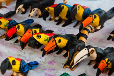 Arjantin Hediyelik Eşya pazardan, ahşapel el sanatları. Güzel renkli hayvanlar. Güzel renkli kuşlar, Dukan