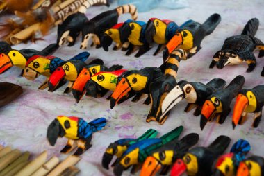 Arjantin Hediyelik Eşya pazardan, ahşapel el sanatları. Güzel renkli hayvanlar. Güzel renkli kuşlar, Dukan