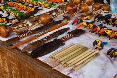 Arjantin Hediyelik Eşya pazardan, ahşapel el sanatları. Güzel renkli hayvanlar.