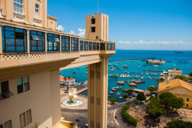 Lacerda Asansör ve All Saints Bay Baia de Todos os Santos Salvador, Brezilya.