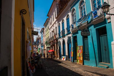 Pelourinho tarihi bölgesinde renkli sömürge evleri. Salvador tarihi merkezi, Bahia, Brezilya.