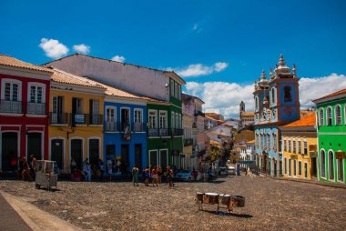 Pelourinho'nun tarihi şehir merkezi Salvador, Brezilya'da geniş bir arnavut kaldırımlı tepede, sömürge mimarisinin parlak ışıklı siluetine sahiptir
