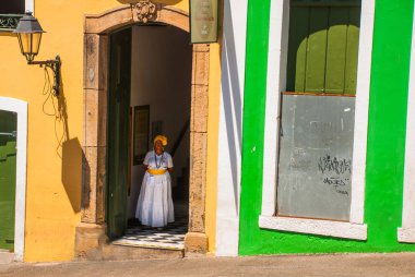 Afrika kökenli Brezilyalı kadın, gülümseyen, Pelourinho geleneksel Baiana kıyafetleri giymiş, Salvador, Brezilya.