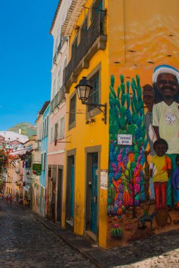 Salvador, Brezilya: Graffiti ile House, Pelurinho tarihi turistik alanda renkli sömürge binaları ile şehir caddesi.