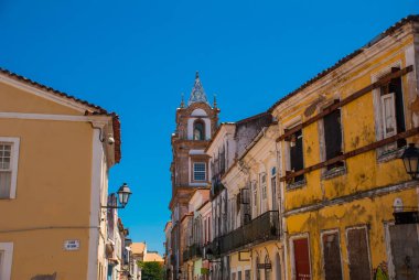 Salvador, Brezilya: Pelurinho tarihi turistik alanda renkli sömürge binaları ile şehir caddesi.