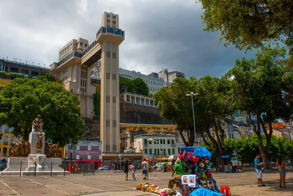 Ascensor Lacerda y Bahía de Todos los Santos Baia de Todos os Santos en Salvador, Brasil . —  Fotos de Stock