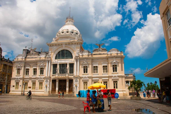 Salvador, Brazylia: Kolorowe oznakowanie pisowni z Salvador w listach bloków dekoruje Tome de Souza Plaza w pobliżu centrum turystycznego Pelourinho — Zdjęcie stockowe