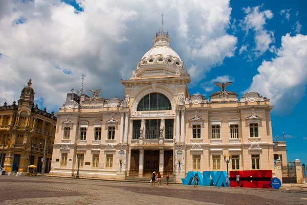 SALVADOR, BRASIL: Señalización colorida deletreando Salvador en letras de bloque decora la Plaza del Tomé de Souza cerca del centro turístico de Pelourinho — Foto de Stock