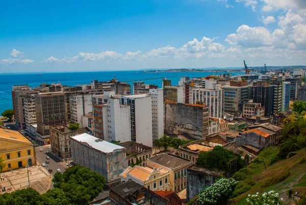 Salvador, Brezilya: Evlerin üst görünümü ve Salvador limanı. — Stok fotoğraf